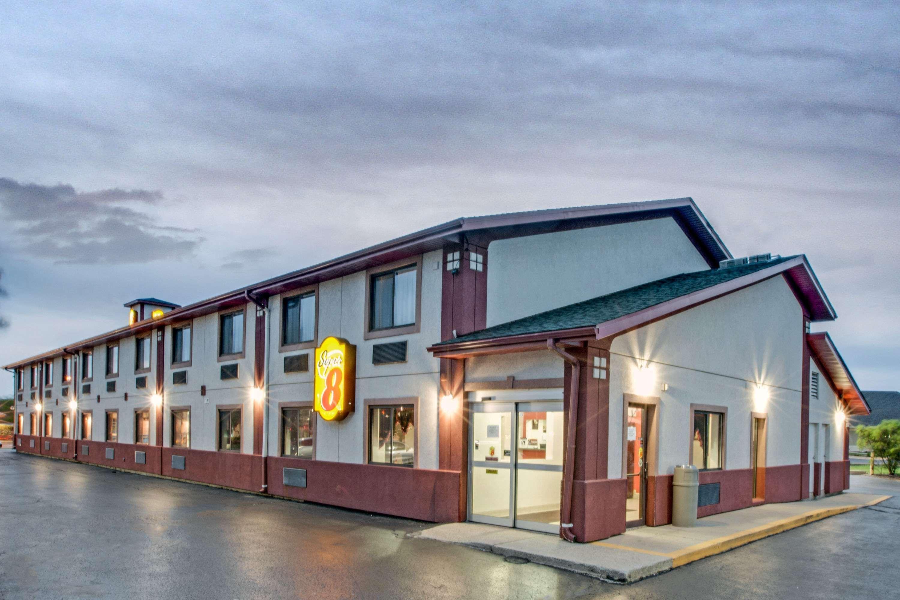 Super 8 By Wyndham Crystal Lake Buitenkant foto