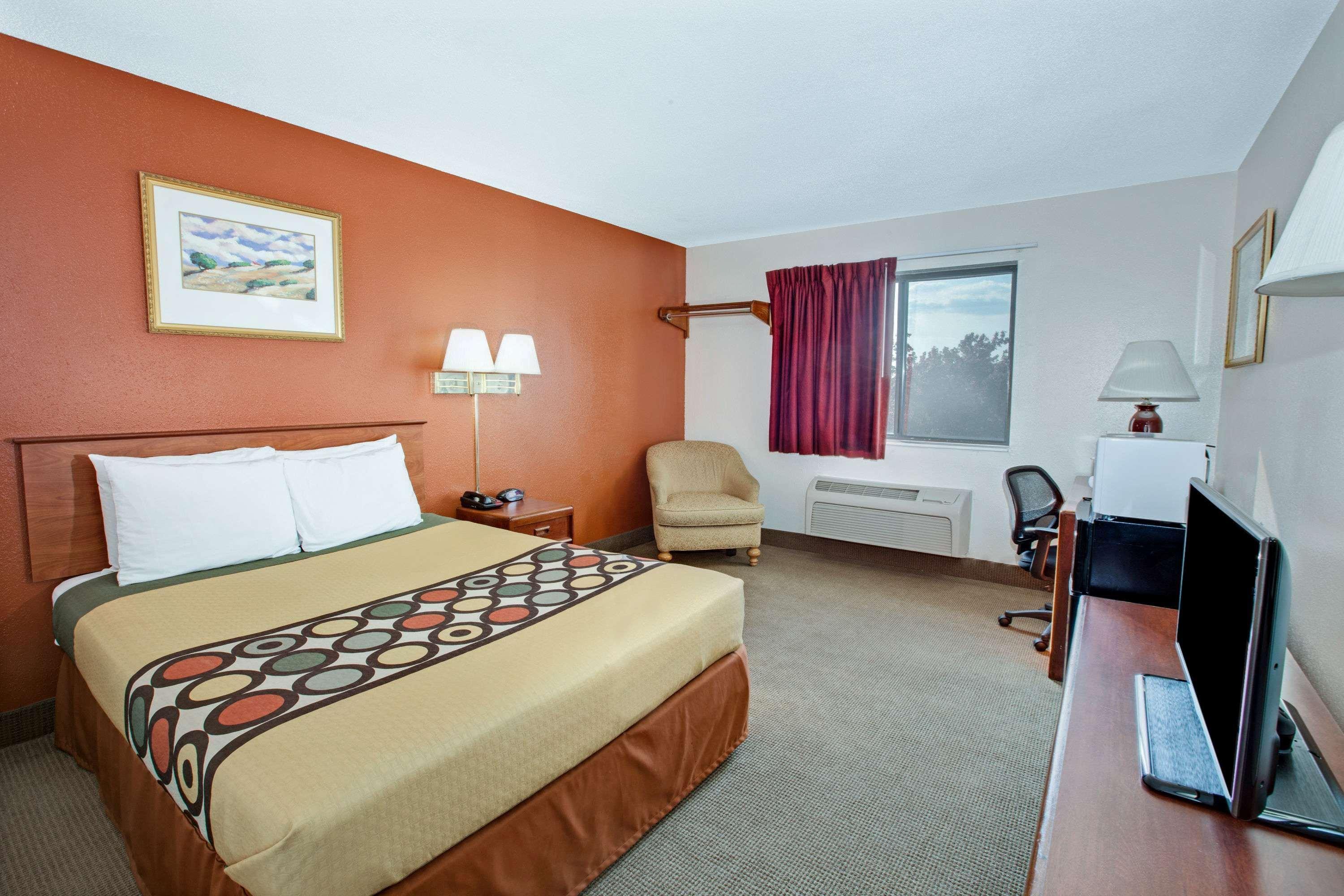 Super 8 By Wyndham Crystal Lake Buitenkant foto