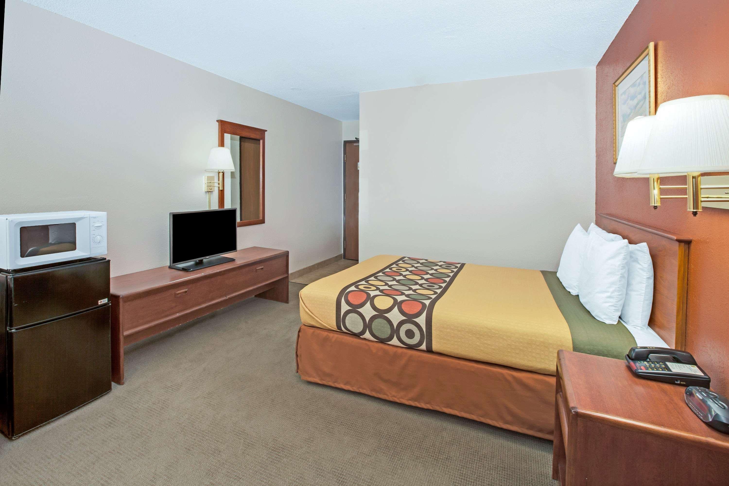 Super 8 By Wyndham Crystal Lake Buitenkant foto