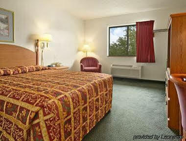 Super 8 By Wyndham Crystal Lake Buitenkant foto